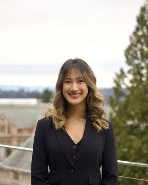Headshot of Bella Nguyen
